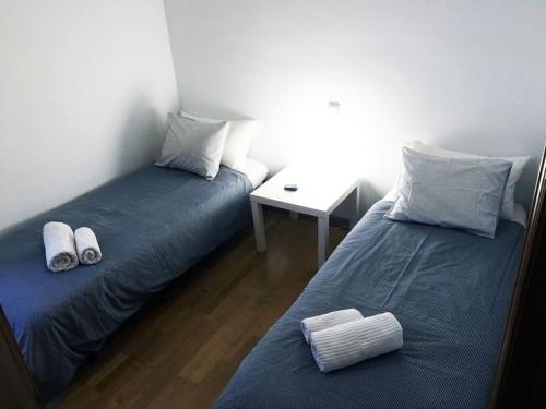 比利亚努埃瓦-赫尔特鲁MODERNO APARTAMENTO EN EL CENTRO的两张睡床彼此相邻,位于一个房间里