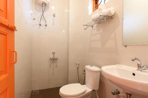 莫尔穆冈Teles Westend Hotel的白色的浴室设有卫生间和水槽。