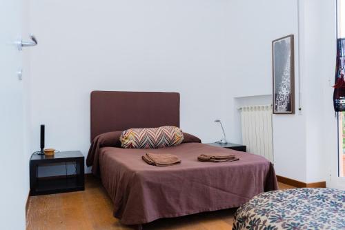 罗马Casa Francesca zona Gemelli的一间卧室配有一张床,上面有两条毛巾