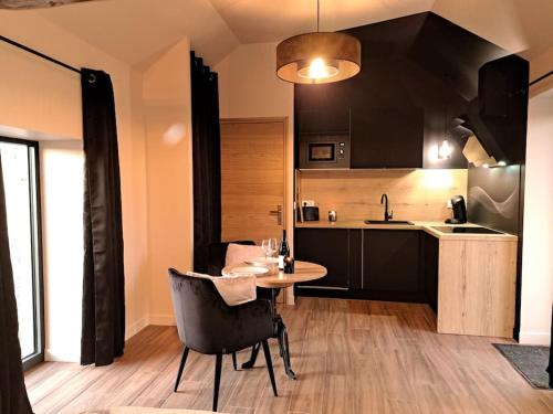 Saint-Denis-de-JouhetLa bergerie cosy - Sauna et bain nordique privatif的一间厨房,里面配有桌椅