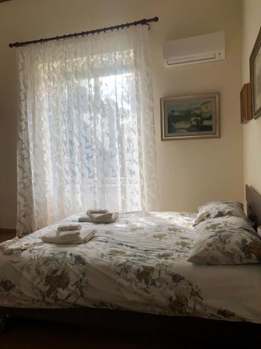 那不勒斯Dimora del Bosco的一间卧室配有床,窗户配有毛巾