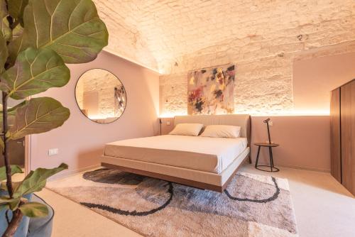 马丁纳弗兰卡Villa Ada-Trulli Puglia的一间卧室配有一张床和盆栽植物