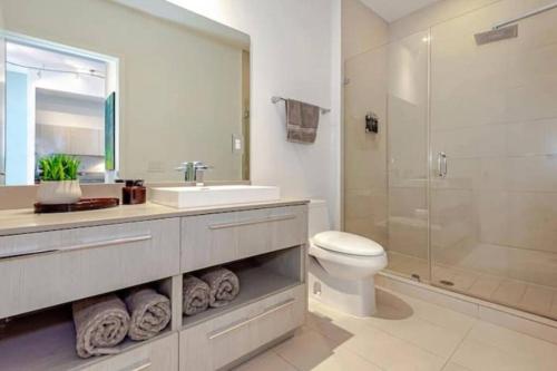 好莱坞Amazing apartment- Hyde Beach Resort的一间带水槽、卫生间和淋浴的浴室