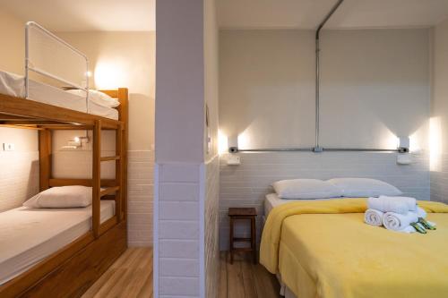 圣保罗圣保罗住宿加早餐旅舍的一间卧室配有两张床和一张双层床。