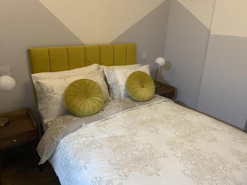 利物浦Urban Pod Hotel Liverpool的床上有两张绿色枕头