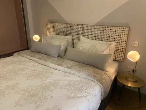 利物浦Urban Pod Hotel Liverpool的卧室配有一张带白色床单和枕头的大床。