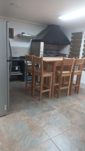 乌斯怀亚USHUAIA FOR´NS的厨房配有木桌和椅子