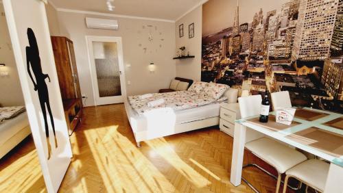 布达佩斯Parliament View Apartment的小房间,配有床和书桌
