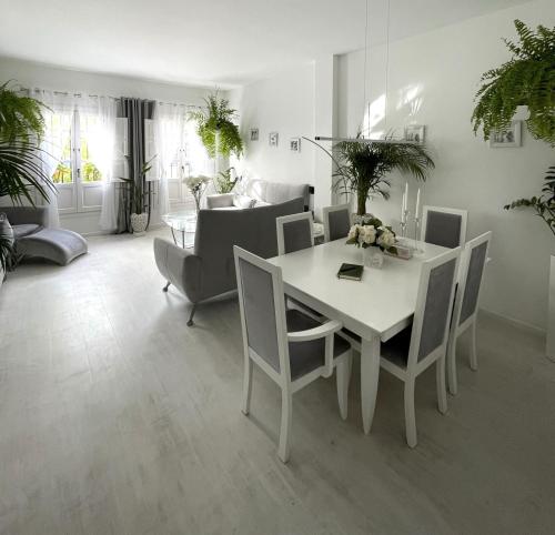 马贝拉Home Away From Home Marbella的客厅配有白色的桌子和椅子
