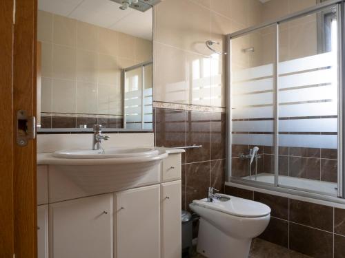 利乌玛Villa Victor的一间带水槽、卫生间和镜子的浴室