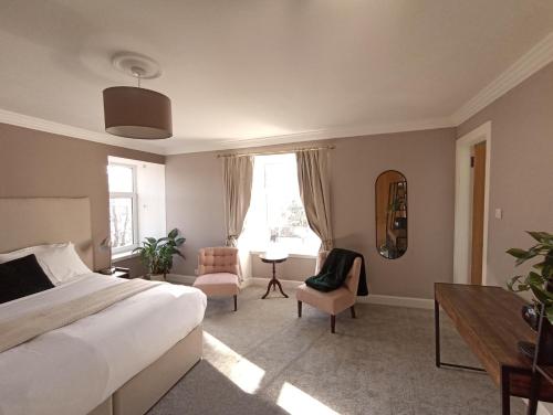 达夫敦Abbeyfield B&B的卧室配有一张床和一张桌子及椅子