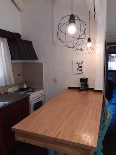 圣卡洛斯-德巴里洛切Casita 2 ambientes的厨房配有木桌