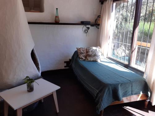 圣卡洛斯-德巴里洛切Casita 2 ambientes的一间小卧室,配有床和窗户