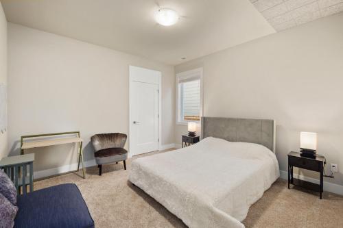 伍丁维尔Luxurious Woodinville WA Guest Suite for Rent的一间卧室配有一张床、一张桌子和一把椅子