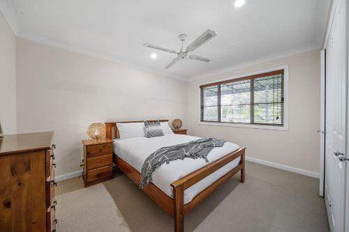 海姆斯海滩Bowen View的白色的卧室设有床和窗户