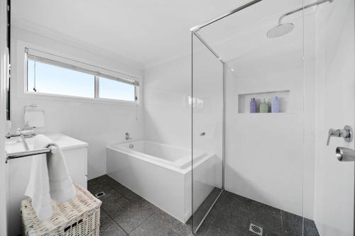 海姆斯海滩Bowen View的白色的浴室设有浴缸和淋浴。