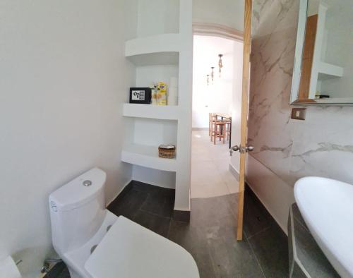 卡萨布兰卡Cabañas Pachamama Casablanca的白色的浴室设有卫生间和水槽。