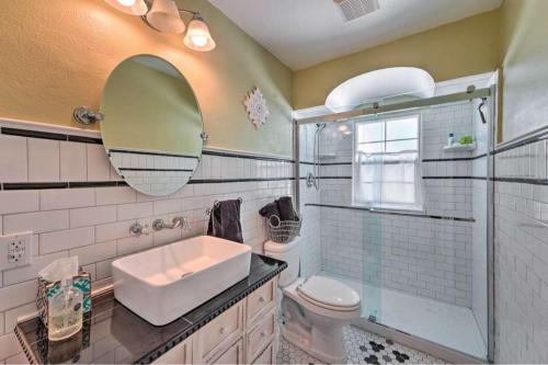 双子瀑布Charming Idaho Home cottage的一间带水槽、卫生间和镜子的浴室