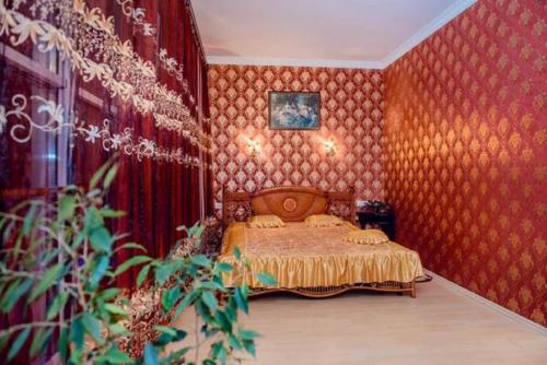 TakhtauloveHotel Vivat Provincia的壁纸客房内的一间卧室配有一张床