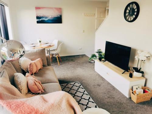 基督城Home sweet home Christchurch Centre的带沙发和平面电视的客厅