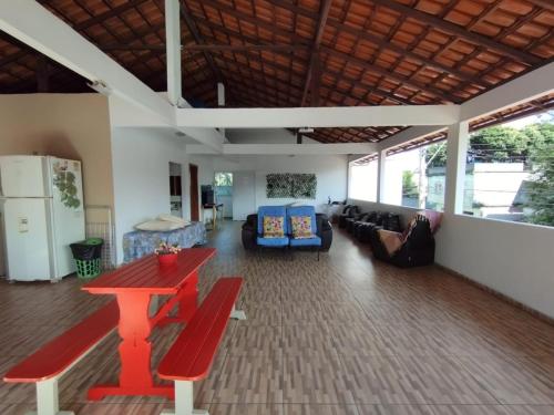 维拉维尔哈Casa temporada Cocal/Praia de Itaparica-Vila Velha的客厅配有红色桌子和沙发