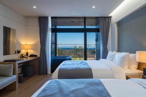 固城Hotel Parangvue的酒店客房设有两张床和窗户。