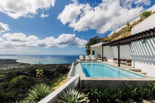 林康Adults Only! Ocaso Luxury Villas Entire Property的海景别墅 - 带游泳池