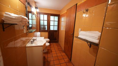 科隆La Casa de Colón的一间带水槽和卫生间的小浴室