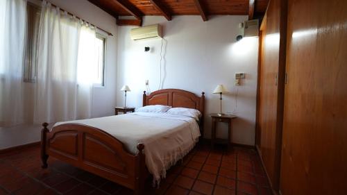 科隆La Casa de Colón的一间卧室设有一张大床和一个窗户。
