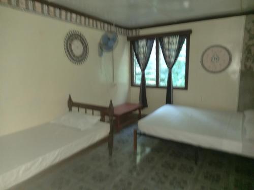 Naviti IslandWAI MAKARE HOMESTAY ROOM 2的一间带两张床和窗户的客厅