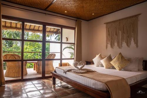 爱妮岛El Nido Moringa Resort的一间卧室设有一张床和一个大窗户