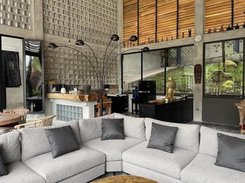 班图尔DJipangan Home的客厅配有沙发和桌子
