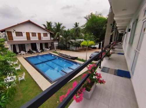 TalawatugodaRoyal Crown Residence的享有房子游泳池的顶部景色