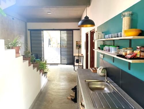 康提The Traveller Kandy的厨房设有水槽和蓝色的墙壁