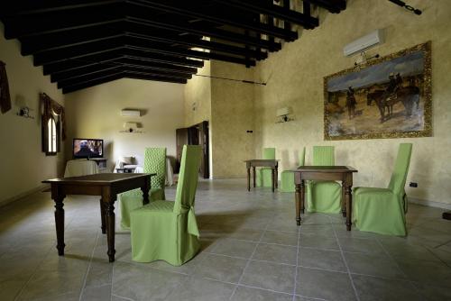 巴列塔特努特圣弗朗西斯科酒店的一间设有桌椅的房间和墙上的绘画