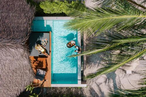 丽贝岛Irene Pool Villa Resort, Koh Lipe的享有游泳池的顶部景致,2人游泳