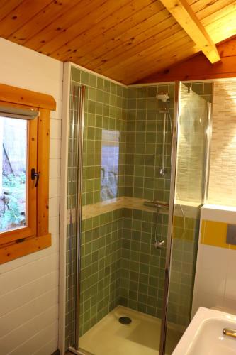 波尔图卡萨托伦特度假屋的浴室设有绿色瓷砖淋浴和水槽