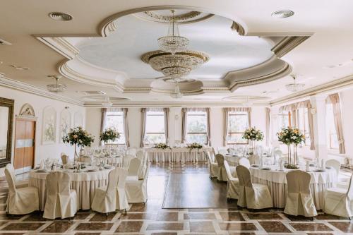 别尔斯克-比亚拉Hotel Szyndzielnia Eco的宴会厅配有桌椅和吊灯