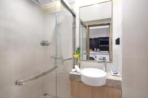 上海临港东缦国际公寓的一间带水槽和淋浴的浴室