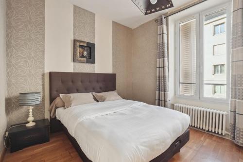 圣西尔-莱科勒Le Gambetta的一间卧室设有一张大床和一个窗户。