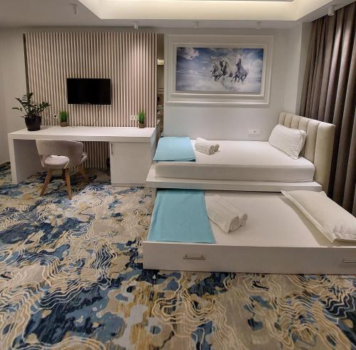 盖夫盖利亚Apartments Jordan Luxury的酒店客房配有两张床和一张书桌
