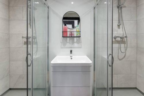 利物浦Luxury Mirror Party Pad with 4 Bedrooms! Silent Disco Package included的白色的浴室设有水槽和淋浴。