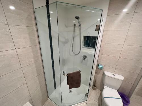 卡尔斯海浪507公寓的带淋浴和卫生间的浴室