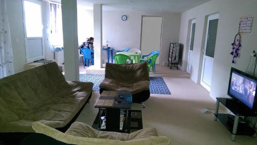 第比利斯Comfort Plus的客厅配有两张沙发和一台电视机