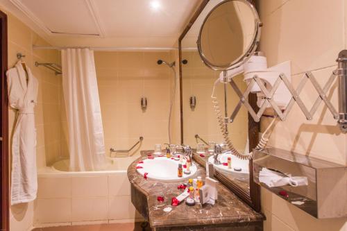 卡萨布兰卡乐尚尼枫Spa酒店的浴室配有盥洗盆、镜子和浴缸