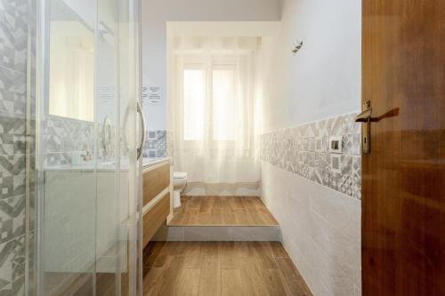 巴勒莫Dorotea的一间带步入式淋浴间和卫生间的浴室
