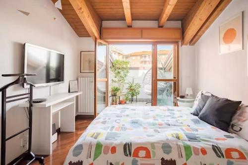米兰Le Domus Milano_Attic with terrace的一间卧室配有一张大床和电视