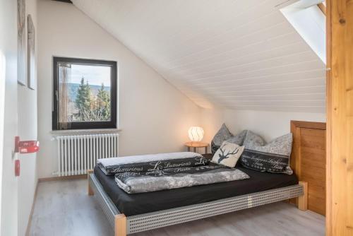 圣布拉辛Ferreira's Loft - Ferienwohnung的一间卧室设有一张床和一个窗口