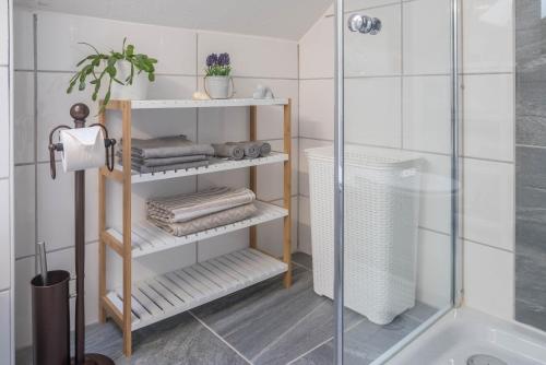 圣布拉辛Ferreira's Loft - Ferienwohnung的带淋浴的浴室以及带毛巾的架子。