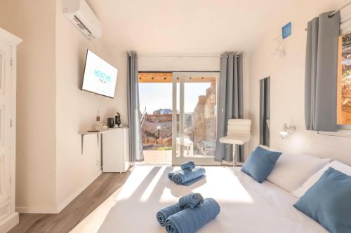 帕拉迪索海岸Villa Esmeralda - Free Wifi - with swimming pool的客厅配有白色沙发和蓝色枕头。